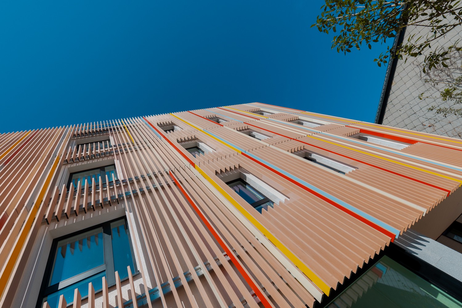 jardin-des-guillemins-liege-detail-facade-lames-bois-colorees